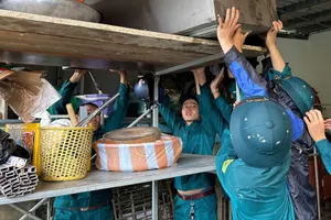 Lực lượng dân quân tự vệ hỗ trợ người dân di dời tài sản