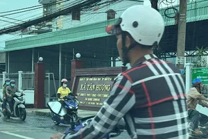 Đồng Tháp: Xe máy, xe đạp ngang nhiên chạy ngược chiều trên Quốc lộ 1
