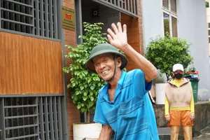 Nhiều khu dân cư Đà Nẵng ngập sâu, thuyền ghe nối đuôi giữa phố