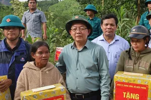 Phó Thủ tướng Hồ Quốc Dũng kiểm tra công tác khắc phục sạt lở và tặng quà cho người dân Quảng Ngãi