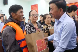 Thường trực Ban Bí thư Trần Cẩm Tú thăm, tặng quà người dân và bệnh nhân vùng lũ ở Huế