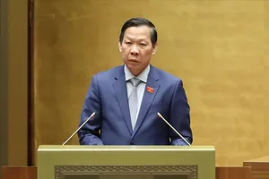 Chủ nhiệm Ủy ban Kinh tế và Tài chính của Quốc hội Phan Văn Mãi trình bày báo cáo thẩm tra về dự án luật, sáng 3-11. Ảnh: QUANG PHÚC