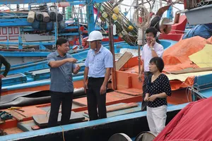 Thứ trưởng Bộ NN-MT Nguyễn Hoàng Hiệp kiểm tra công tác ứng phó bão số 13 tại Quảng Ngãi