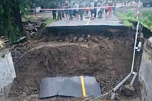 Gia Lai: Sập đường dẫn vào cầu, chia cắt đường Trường Sơn Đông 