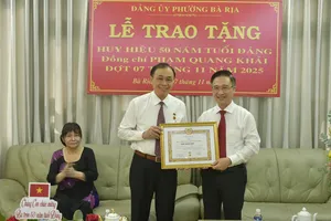 Lãnh đạo Thành ủy TPHCM trao Huy hiệu Đảng đến đảng viên