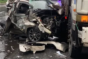 Ô tô bẹp dúm dưới gầm xe tải sau va chạm, tài xế thoát chết kỳ diệu