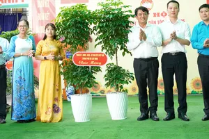 Đồng chí Bùi Thanh Nhân tặng cây cho khu phố 3