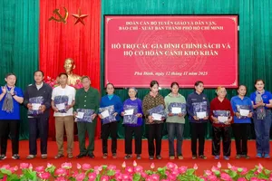 Đoàn công tác TPHCM tặng quà các hộ khó khăn, gia đình chính sách tại Thái Nguyên