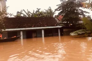 Hạ du sông Bồ ngập sâu trong nước lũ khiến cuộc sống của người dân đảo lộn