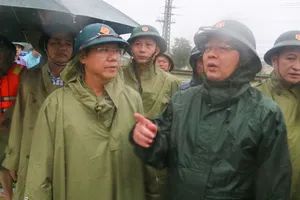 Phó Thủ tướng Hồ Quốc Dũng: Đảm bảo lương thực cho người dân vùng lũ