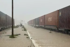 Mưa lũ làm gián đoạn vận tải đường sắt qua khu vực Nam Trung bộ