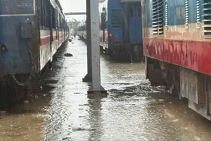 Ngành đường sắt hoàn vé cho 11.000 hành khách hủy chuyến do mưa lũ