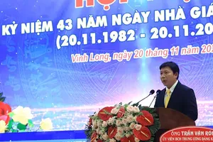 PGS-TS Nguyễn Minh Hòa, Hiệu trưởng TVU phát biểu tại chương trình họp mặt