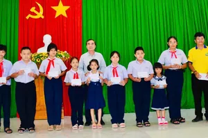 Các em học sinh được trao học bổng để tiếp thêm nghị lực vượt khó