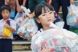 Thành đoàn TPHCM tặng 1.500 suất quà đến học sinh vùng lũ Khánh Hòa