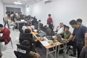 Công an TP Đà Nẵng kiểm tra cơ sở “Penta”, phát hiện 63 đối tượng nghi vấn phạm tội công nghệ cao. Ảnh: CACC