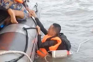 Vĩnh Long: Kịp thời cứu 2 ngư dân gặp nạn trên biển