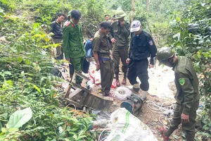 Lực lượng chức năng phát hiện máy móc, dụng cụ khai thác vàng tại đồi Moòng Coòng
