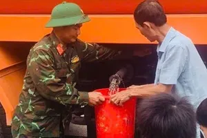 Đắk Lắk: Cung cấp nước sạch cho người dân vùng lũ