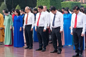 Đại biểu dự Đại hội MTTQ TPHCM dâng hương tưởng niệm Anh hùng liệt sĩ