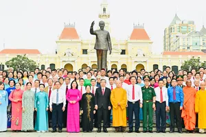 Đoàn đại biểu dự Đại hội MTTQ Việt Nam TPHCM dâng hoa tưởng nhớ Chủ tịch Hồ Chí Minh