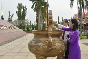 Đoàn đại biểu MTTQ Việt Nam TPHCM viếng Nghĩa trang Liệt sĩ Bà Rịa - Vũng Tàu