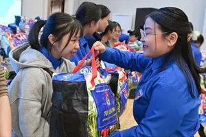 Khánh Hòa: Tiếp sức sinh viên đến trường sau lũ lụt lịch sử