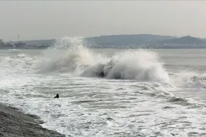 Bất chấp sóng biển dâng cao, người dân vẫn tắm biển
