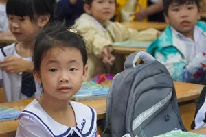 Khánh Hòa: Học sinh vùng lũ đi học trở lại