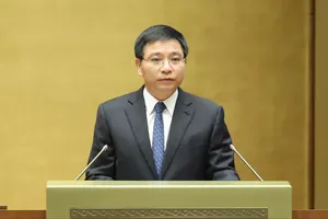 Bộ trưởng Bộ Tài chính Nguyễn Văn Thắng trình bày các tờ trình, sáng 10-12. Ảnh: QUANG PHÚC