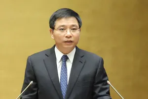 Người đấu tranh chống lãng phí và người thân được bảo vệ