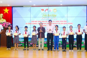 Cần Thơ: Trao 135 suất học bổng đến học sinh vùng biển và dân tộc thiểu số