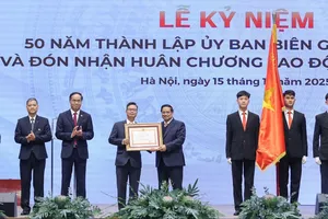 Thay mặt lãnh đạo Đảng và Nhà nước, Thủ tướng Chính phủ Phạm Minh Chính trao tặng Huân chương Lao động hạng Nhất cho Ủy ban Biên giới quốc gia 