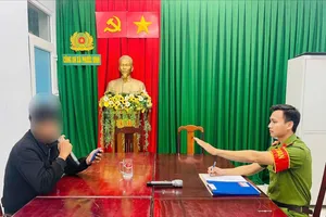 Công an xã yêu cầu người gây tiếng ồn trong khu dân cư hát lại bài karaoke 