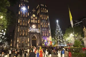 Không khí Giáng sinh lan tỏa khắp phố phường Hà Nội