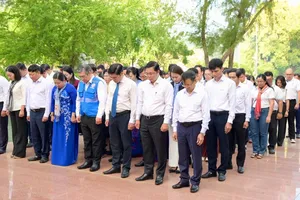 Dâng hoa, dâng hương tưởng nhớ các Anh hùng liệt sĩ tại đặc khu Côn Đảo