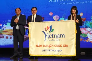  Nghi thức trao cờ cho địa phương đăng cai Năm DLQG 2026 là tỉnh Gia Lai