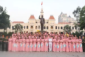 Đoàn đại biểu dự Đại hội Phụ nữ TPHCM dâng hoa tưởng nhớ Chủ tịch Hồ Chí Minh