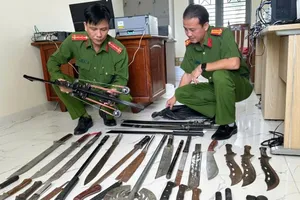 Lực lượng Công an tỉnh An Giang kiểm tra công cụ hỗ trợ được thu hồi. Ảnh: CTV