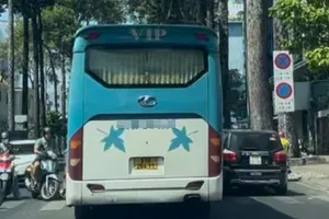 Xe khách chạy trái phép giữa đô thị: Xử lý nghiêm xe hợp đồng trá hình