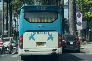 Xe khách chạy trái phép giữa đô thị: Xử lý nghiêm xe hợp đồng trá hình