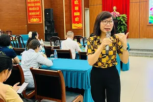 Ths Trần Thị Hồng - Phó trưởng Phòng Khám sức khỏe sinh sản - kế hoạch hóa gia đình, Chi cục Dân số TPHCM trình bày các nội dung tại hội nghị