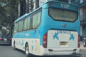 Nhà xe Võ Cúc Phương đậu xe trên đường Nguyễn Chí Thanh (TPHCM) chờ đón khách