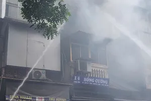 Cháy nhà trên phố Hàng Mã, Hà Nội