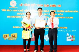 Lãnh đạo Công ty Yến sào Khánh Hòa trao giải nhất cuộc thi Yến sào tinh chế - Niềm tự hào yến đảo thiên nhiên Khánh Hòa cho đội 1 chi nhánh TP Hồ Chí Minh
