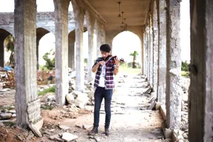 Anh Mukdad chơi nhạc giữa hoang tàn của chiến tranh tại Mosul