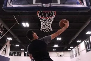  Courtois chấn thương khi quay quảng cáo cho NBA. 