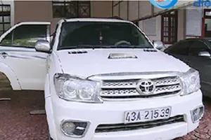 Ô tô 43A-215.39 chở gỗ lậu bị bắt giữ