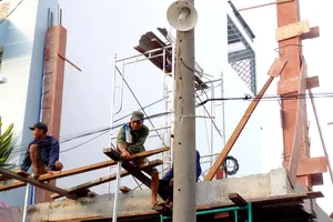 Công nhân thi công trong điều kiện không đảm bảo an toàn lao động (ảnh chụp tại một công trình xây dựng ở KDC Phi Long 5, huyện Bình Chánh vào chiều 24-4)