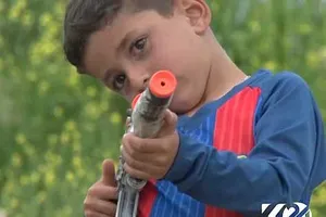 Cậu bé Messi giờ chỉ thích chơi với súng. 